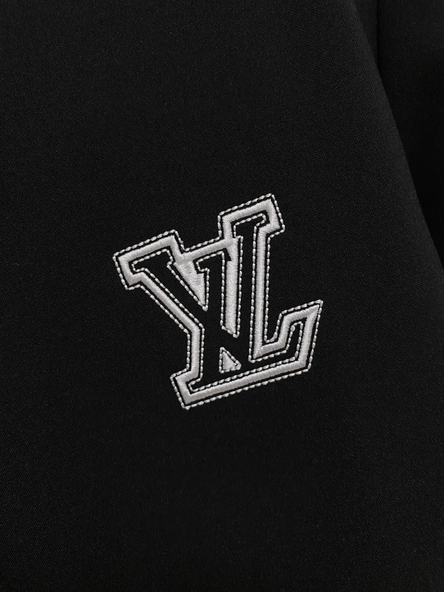 🅿️720 [LV Louis Vuitton] hot-selling suit is coming. Focus on the original version of the official website. 2025 new hot-selling cardigan and sweatshirt suit. The original order is the best. 🇭🇰The meticulous work of top designers. It has a fitting and perfect upper body effect. All-natural high-quality Tencel Roman cotton 100%, close-fitting comfort, noble and elegant! Original hardware embodies elegance and nobility! Counter size: M-3XL (maximum wear up to 190 pounds)